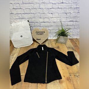 Lululemon Lab Shadow Jacket
Black size 4